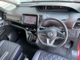 アダプティブタイプのオートクルーズです。車線中央付近を走行するようにステアリングを制御し、運転者のハンドル操作を支援します。