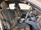 【コックピットシート】BMW車の主役席。車体中央にくる様に配置し車両重心とが一致する事でドライバーと車との一体感あるドライビングを実現。人間工学に基づき形成した形状が長時間のドライブ疲労も軽減します!