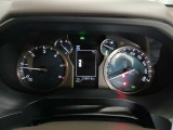 大きくはっきりとした文字表示に加え、必要な情報が直感的に把握できるレイアウトで、昼夜問わず高い視認性を確保しています