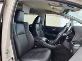 【運転席&助手席】落ち着いた色合いのシート色です。パワーシートで微小な位置調整も可能です。パワーシート可動時の静かなでスマートな音は上質さと高級感を感じさせてくれます。