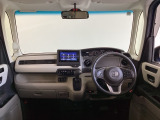 運転席は、大きな座面と包み込むような背もたれがドライバーの身体全体をしっかり支えます。上質なシート素材と座り心地のよいクッションを採用し、長時間の運転やコーナーの多い道も快適です