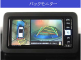 【パノラマモニター】に搭載した4つのカメラにより、車を真上から見ているような映像を表示。運転席から確認しにくい車両周囲の状況を把握できます。
