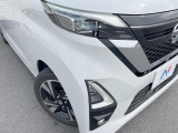 【LEDヘッドライト】悪天候や夜間走行時も良好な視界を確保し安心して運転できる高輝度LEDヘッドライトを装備!点灯速度が早く、消費電力も抑えられています。
