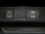 充電用USB端子付き。スマートフォンなどの充電に便利です。