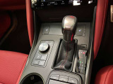 停車時のブレーキホールド機能に対応した電動パーキングブレーキ。本革シートを快適に使うためのシートヒーター&ベンチレーションも装備しています。