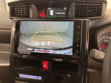 車庫入れなど後進運転時に死角をモニターで確認ができて安全です♪ ステアリング操作の参考になるガイド線も表示しますので車庫入れがニガテな方も安心ですネ!