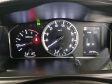 大きめの文字と明瞭なレイアウトにより、走行中でも視線移動が少なく、長時間の運転でも疲れにくい視認性を確保しています