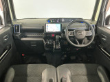 【インパネ】運転のしやすさを最優先に設計された見晴らしの良いフロントビュー。車両間隔が掴みやすく狭い道でも安心♪「安全」と「品質」を最優先に、安心してお乗りいただけるクルマを提供いたします。