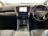 【まるまるクリーニング】内装工程では、中古車を気持ちよくお乗りいただけるよう清掃しております。シートの洗浄はもちろん、ニオイの元となるフロアカーペットまで洗浄・消臭を実施。