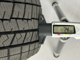 冬タイヤの残り溝は7.4mmです。スリップラインからは5.8mmとなっております。