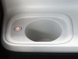 ホッとカップホルダーが運転席・助手席にあります。ホットドリンクをちょうど良い温度でキープしてくれる保温機能付で嬉しいです。