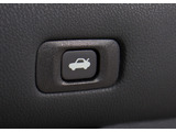 ボタン一つでトランクオープンが可能!車内から操作できる為、非常に便利な装備の一つとなります!