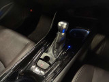 中古車選びで意外と見落としがちなポイントが、シフトレバー周辺の状態です。今回掲載している画像では、操作部分の使用感をはじめ、パネルの傷や擦れ、ボタン類の動作跡など、確認していただけます。