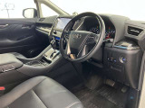 【運転席&助手席】落ち着いた色合いのシート色です。パワーシートで微小な位置調整も可能です。パワーシート可動時の静かなでスマートな音は上質さと高級感を感じさせてくれます。
