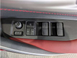 パワーウィンドウのスイッチですよ。 運転席に居ながら窓を開け閉めのコントロールできますよ。 ロック機能で、子供がイタズラして窓を開けるという事も無くなりますよ。