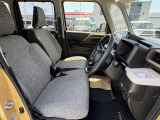 フロントシートはベンチシートです。インパネシフトで足元は広々。運転席と助手席はウォークスルーできます。