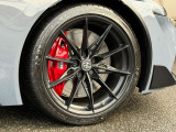 brembo製・大径4ポッド対向ブレーキキャリパー・GRロゴ入りレッドキャリパー。