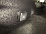 ラゲージルーム左側に、アクセサリーコンセント(AC100V・1500W)が設置されています。非常時給電システムが使用可能。機能の詳細は展示店舗までお尋ねください。