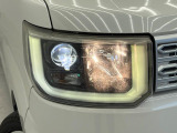 【LEDヘッドライト】悪天候や夜間走行時も良好な視界を確保し安心して運転できる高輝度LEDヘッドライトを装備!点灯速度が早く、消費電力も抑えられています。