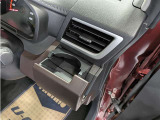 便利なカップホルダーを装備しています。 缶ジュースを開けて運転していると振動で倒れないかヒヤヒヤ、意外と置き場に困るもの。 意外に重要な装備ですね。