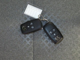 電子キーをポケットやカバンに入れているだけで、ドアの開錠・施錠が行えます。荷物を抱えていてもラクラク開閉です。エンジン始動も行えます。