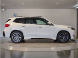 ☆BMWの前後重量配分50:50はエンジン自体をフロントタイヤよりも後ろにずらし、通常はエンジンルーム内に搭載される重量物であるバッテリーをトランクに移動させるなどして実現されています☆