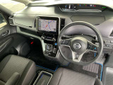 アダプティブタイプのオートクルーズです。車線中央付近を走行するようにステアリングを制御し、運転者のハンドル操作を支援します。