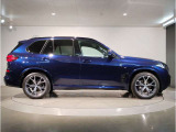 【BMWの伝統-3】BMWのお車は、&ldquo;駆け抜ける歓び&rdquo;を体現しております。走行の安定性とコーナリングの良さを追求し、思い通りにハンドルの操作可能です。