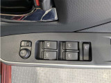 パワーウィンドウのスイッチですよ。 運転席に居ながら窓を開け閉めのコントロールできますよ。 ロック機能で、子供がイタズラして窓を開けるという事も無くなりますよ。