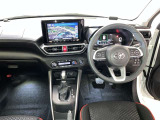 運転席周りのレイアウトをご覧ください。ナビゲーションが綺麗に装着されすっきり収まってますね!