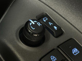 【電動格納ミラー】運転席のスイッチで、ドアミラーの開閉や角度の調整ができます。
