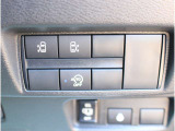 ハンズフリーオートスライドドア〈両側〉(挟み込み防止機構付)は運転席からも開閉可能。また、荷物やお子さまの抱っこで両手がふさがっていても、片足を振り入れるだけでスライドドアが開閉できます。