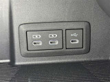 充電用USB端子付き。スマートフォンなどの充電に便利です。