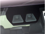 ステレオカメラとソナーセンサーが歩行者や先行車、障害物などのさまざまな情報を的確に捉え、運転者に注意を促したり、緊急ブレーキを作動。多彩な安全機能があなたのドライブをアシストするスマートアシスト付です