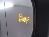 隣車線を走る車両をレーダーで検知し、ドアミラーでは確認しにくい後側方エリアに存在する車両に加え、急接近してくる車両も検知します。車両を検知するとドアミラーに搭載されたLEDインジケーターが点灯します。