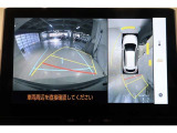 パノラミックビューモニター付きです。車両を上から見たような映像をディスプレイ画面上に表示。運転席からの目視だけでは見にくい、車両周辺の状況をリアルタイムでしっかり確認できます。