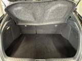 トランク収納スペースをご確認ください。荷物の積み下ろしがしやすい広さを確保しており、日常使いからレジャーまで幅広く活用できます。