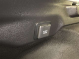 ラゲージルーム左側に、アクセサリーコンセント(AC100V・1500W)が設置されています。非常時給電システムが使用可能。機能の詳細は展示店舗までお尋ねください。