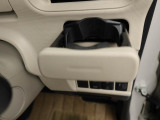 カップホルダーは運転席や助手席からちょうど手の届く位置です!!