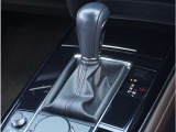 【シフトレバー】シフトもとても操作しやすいデザインになっております。運転する人の事を第一に考えた操作性の高い仕様です。