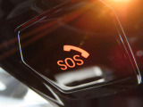 SOSコール/エアバックが展開するような深刻な事故において、自動でSOSコールを発信します。車内で急病人が出るような緊急時は、手動で発信可能です。