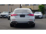 リヤエンドには、パフォーマンスハイブリッドを示す赤く縁取られた&ldquo;C 63 S&rdquo;のエンブレム、ボディ同色のAMGスポイラーリップ、ハイグロスブラックとマットクロームのコントラストが鮮烈なリヤエプロン
