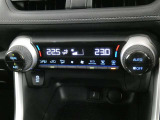 左右独立温度コントロールフルオートエアコンです。運転席、助手席それぞれで独立して温度設定ができます。冷え性の方が乗っても安心ですね♪