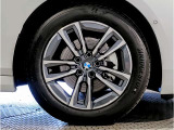 BMWの純正アロイホイールは軽量かつ強度にも優れているホイールで走行性能を引き上げる設計になっております。足元にもBMWは妥協がなくこだわっている個所になります。