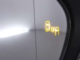 ブラインドスポットモニター装備。隣車線を走る車両を検知。ドアミラーでは確認しにくい後、側方エリアに存在する車両や急接近してくる車両も検知しドアミラーに搭載されたLEDインジケーターが点灯します。