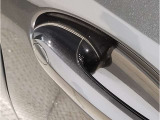 【デザインとの融合】BMWデザイナーが創り出したボディデザインを損なう事のない様に配置とデザインに拘っています。ドアノブについてもBMWの拘りに妥協はありません。