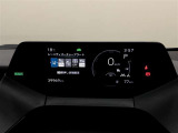 【トップマウントメーター】7インチディスプレイにミニマルなグラフィックメーターやLEDインジケーターを表示します。視線移動少なく表示が確認できる、運転に集中しやすい構成となっています。