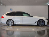【BMWの伝統-3】BMWのお車は、&ldquo;駆け抜ける歓び&rdquo;を体現しております。走行の安定性とコーナリングの良さを追求し、思い通りにハンドルの操作可能です。