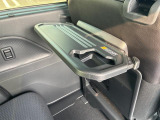 格納式シートバックテーブル付。車内での休憩がさらに快適になります。