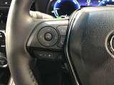 ステアリングスイッチ付きで、運転中に視線を前に向けたまま操作できます。